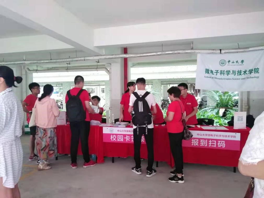 志愿者迎新生现场